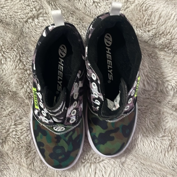 New Heelys wheel shoes - Picture 2 of 4